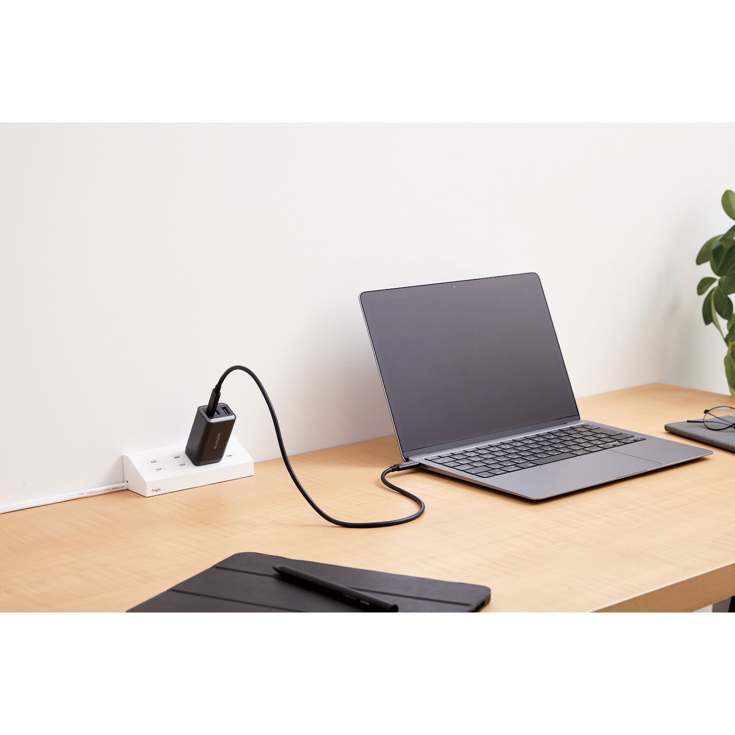 GaNII Technology with high output for quickly charging a USB-C compatible laptop