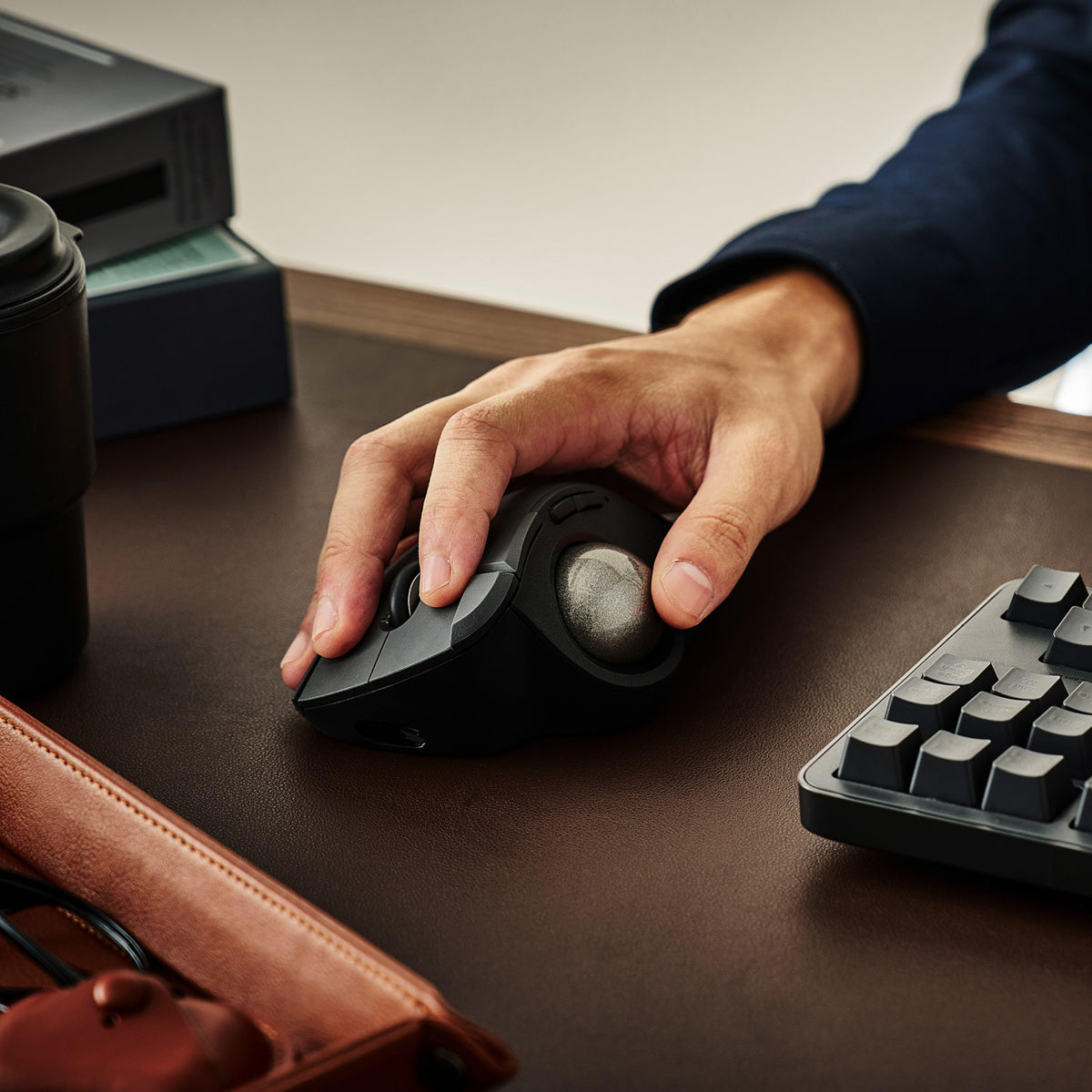 Black Pro Trackball for Right-Handed Users in Practice | Sleek and Aesthetic Trackball Mouse for Office Setup