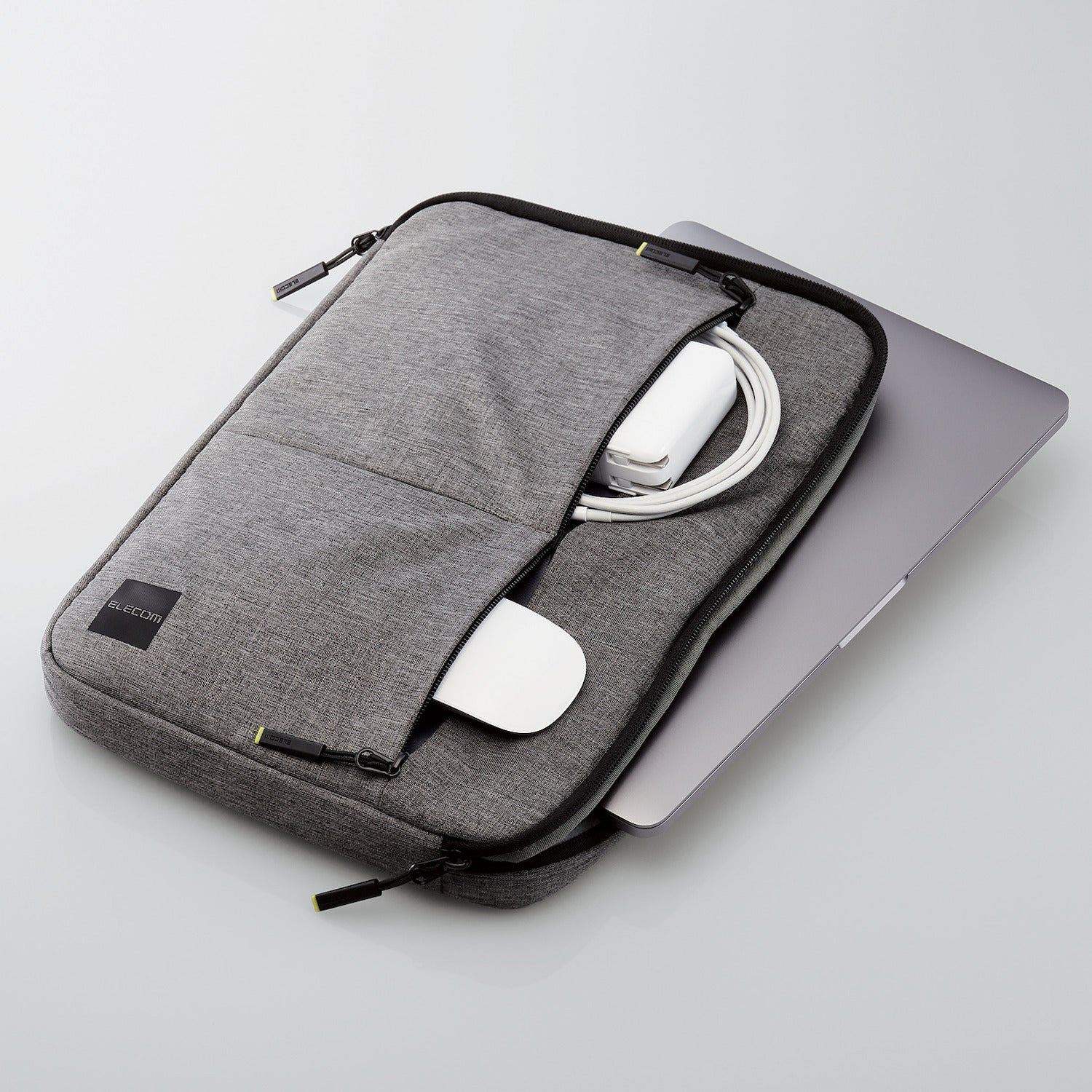 Laptop padded outlet sleeve