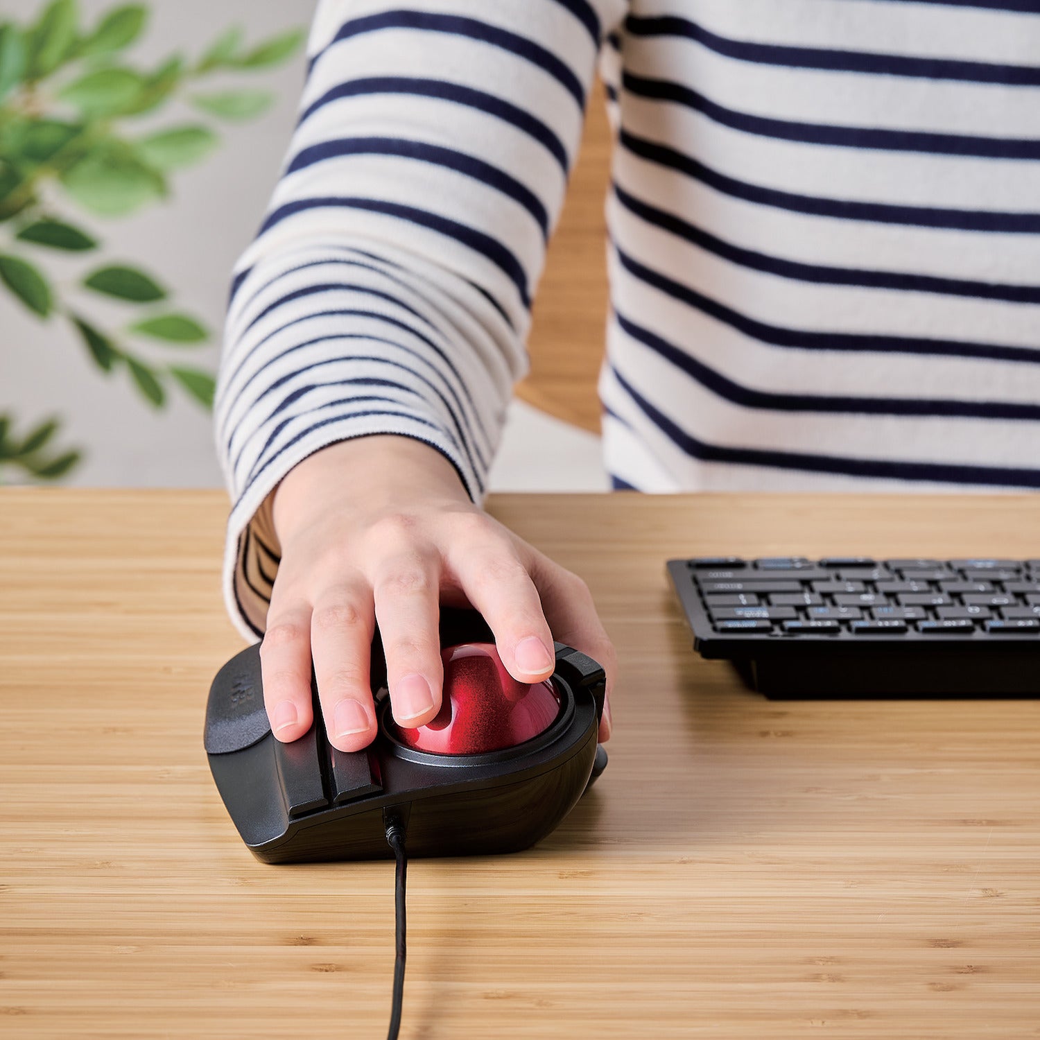 Using Wired Huge Trackball Mouse red ball next to keyboard on a table | Elecom Wired Huge Trackball Mouse