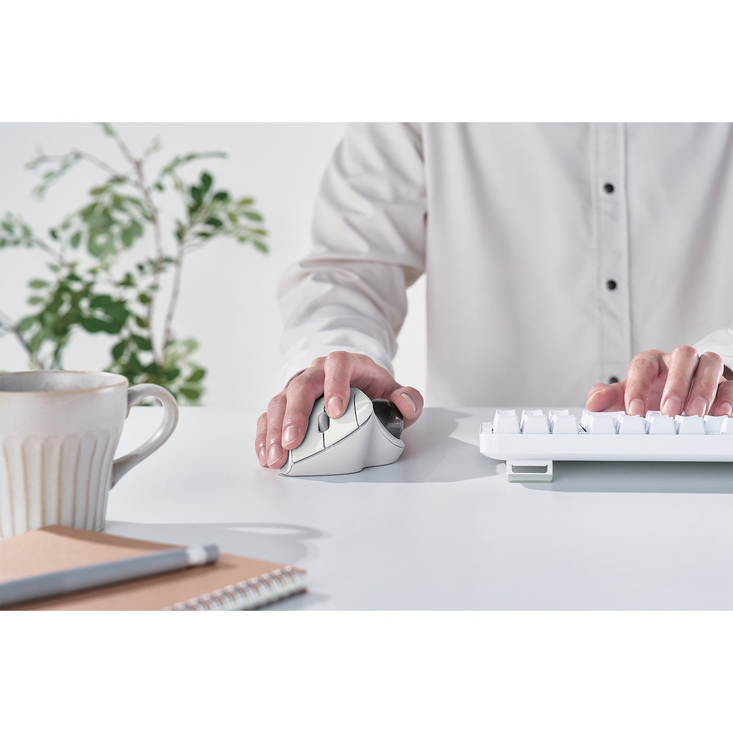 front view white aesthetic trackball mouse | Elecom | Better Being | anti carpal tunnel mouse